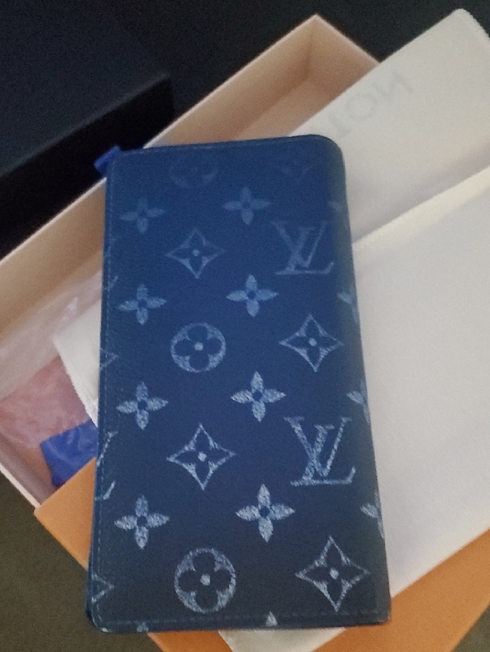 Louis Vuitton Monogram Eclipse - Authentic - Picture 6 of 8